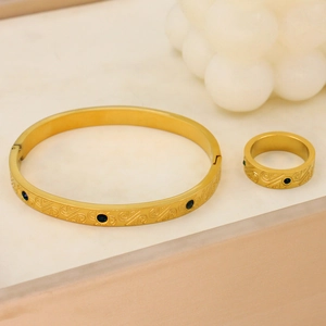 Dettaglio del set bracciale e anello placcato oro 18K con pietre verdi e incisioni