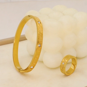 Set di gioielli in acciaio placcato oro 18K con incisioni a S e zirconi lucidi