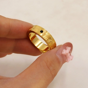Anello minimalista placcato oro 18K con motivi incisi e zircone nero al centro
