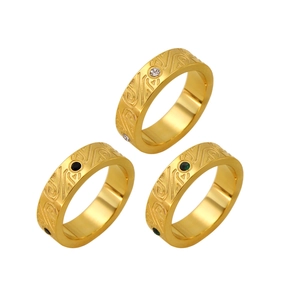 Set di tre anelli in acciaio al titanio placcato oro 18K con spirale e zirconi incastonati