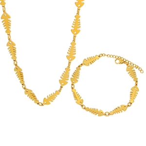 Detailed view of the 18K gold fishbone link chain set with necklace and bracelet