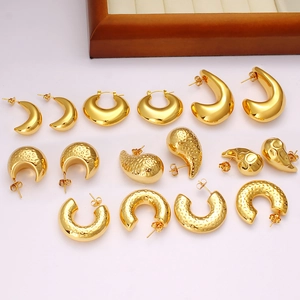 Set aus goldenen Edelstahl-Ohrringen mit Herz- und Creolen-Designs und Hammerschlag