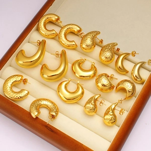 Goldenes Edelstahl-Ohrring-Set mit polierten C-Form- und strukturierten Creolen in Holzbox