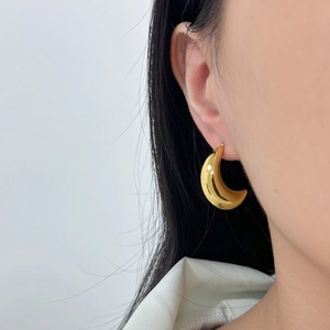 Schicke polierte goldene Halbmond-Ohrstecker für Damen mit hochglänzendem Metall-Finish