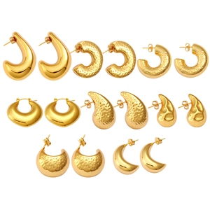 Set mit 14 Paar stilvollen goldenen Edelstahl-Ohrringen in verschiedenen geometrischen Formen