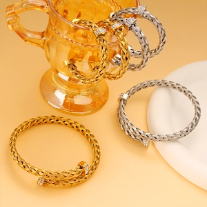 Modisches geflochtenes Armreif-Set mit funkelndem Zirkon in Gold- und Silberbeschichtung