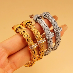 Detail von handgehaltenen Mesh-Ohrringen mit doppelten Reihen glitzernder Kristalle