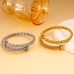 Detailansicht goldener und silberner Mesh-Armbänder mit Diamant-Akzenten