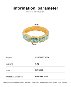 Dettaglio dell'anello in acciaio inossidabile dorato 18K con cinque pietre blu rettangolari