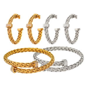 Schmuckset aus 18k Gold und Edelstahl mit Mesh-Design, Diamanten und C-förmigen Ohrringen
