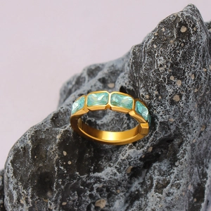 Anello in acciaio inossidabile placcato oro 18K con quattro pietre turchesi blu chiaro