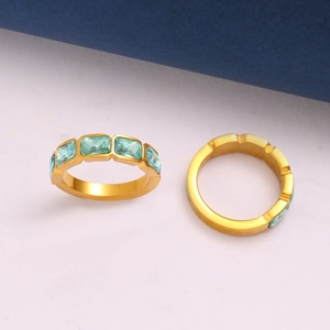 Set di anelli in zircone placcati in oro con pietre preziose rettangolari blu chiaro