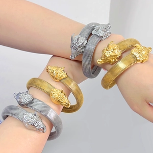 Brazalete de malla con cabezas de dragón en acabados dorado y plateado unisex