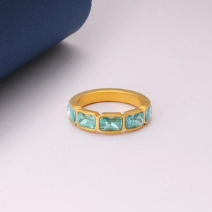 Macro di anello in oro 18K con cinque pietre rettangolari color blu acquamarina