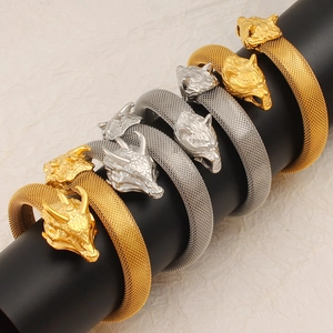 Brazalete abierto de malla de acero inoxidable con cabeza de animal en oro y plata
