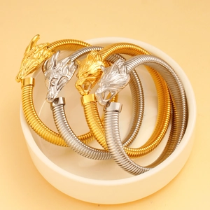 Detalle de brazaletes de cabeza de leopardo en oro y plata con estructura flexible de muelle