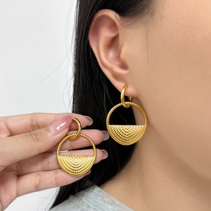 Orecchini a doppio cerchio dorati in acciaio inossidabile con texture donna