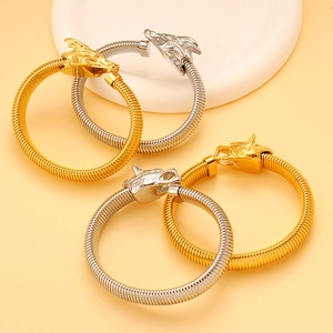 Primer plano de pulseras de cabeza de leopardo de acero inoxidable con espirales de oro 18K