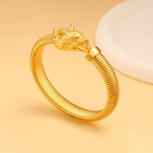 Vista detallada del brazalete de cabeza de leopardo dorado con textura de metal espiral