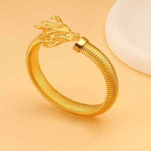 Vista lateral detallada de un brazalete dorado con cabeza de leopardo y textura en espiral