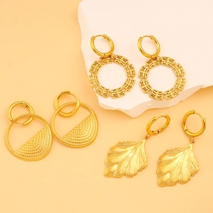 Tre paia di eleganti orecchini placcati in oro in acciaio inox con motivi a foglia
