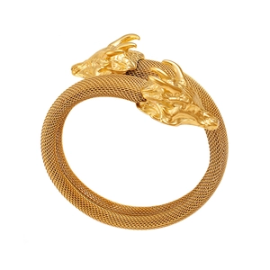 Detalle del brazalete de malla dorada con intrincadas cabezas de dragón en los extremos