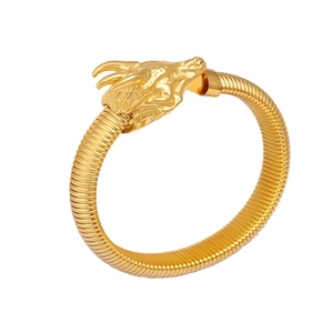 Detalle de cabeza de dragón dorada con escamas finas en una pulsera de diseño en espiral