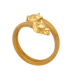 Vista detallada del brazalete de malla dorada con relieve de doble cabeza de leopardo