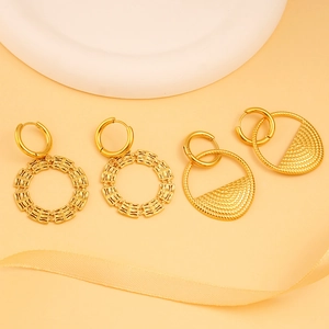 Set di orecchini a cerchio dorati in acciaio con design geometrici e a forma di ventaglio