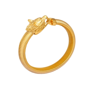 Vista detallada del brazalete de cabeza de lobo dorada con diseño de banda en espiral