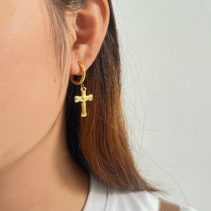 Elegantes pendientes de aro dorados con colgante de cruz de crucifijo para mujer hip hop
