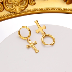 Pendientes de aro con cruz asimétrica en acero inoxidable chapado en oro de 18K