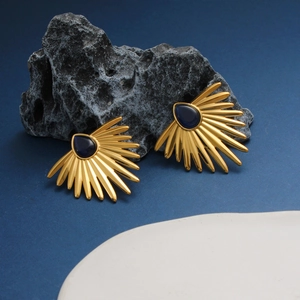 Detailed macro view of retro 18K gold fan-shaped earring with blue turquoise gemstone