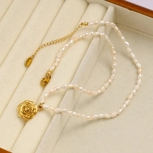 Detail der 18K Gold Rosen-Halskette mit Perlen und eingraviertem K18-Anhänger