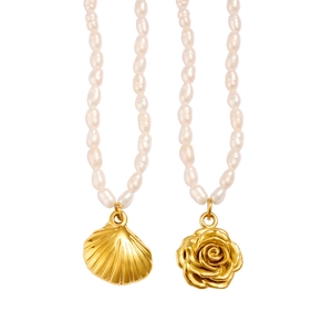 Minimalistische 18K Gold Halskette mit Rose, Muschel und glänzenden weißen Perlen