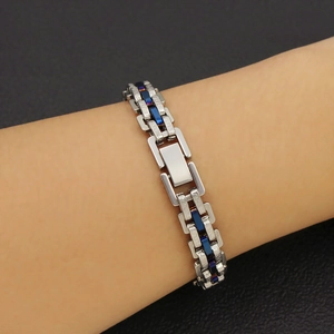 Détail de bracelet en acier inoxydable avec maillons H violets et fermoir rectangulaire