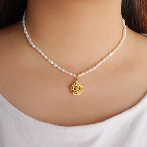 Halskette im französischen Stil mit Perlen und goldenem 18K Rosenanhänger für Frauen