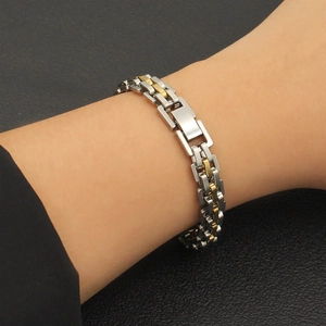 Vue détaillée d'un bracelet à maillons bicolore en acier avec fermoir déployant