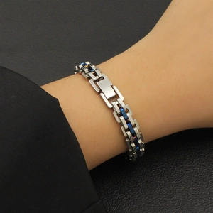 Détail d'un bracelet hip hop en acier inoxydable avec maillons argentés et textures bleues
