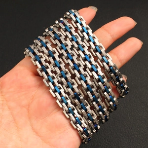 Détails de la chaîne à maillons en acier argent et bleu avec motifs géométriques