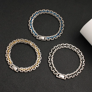 Détail de bracelets gourmette en acier inoxydable en finitions bleu, or et noir mat
