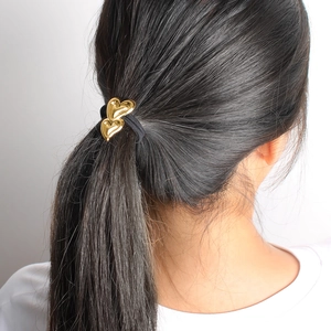 Élastique à cheveux pour queue de cheval avec double breloque en forme de cœur doré élégant