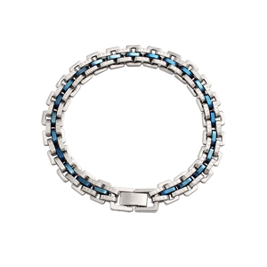 Détail du bracelet en acier inoxydable à maillons H bleu et argent avec gravure