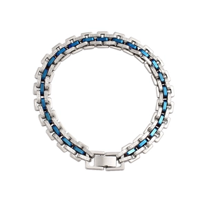 Détail du bracelet à maillons épais en acier inoxydable bicolore argent et bleu avec fermoir