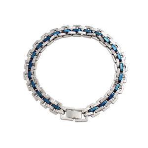 Gros plan détaillé du bracelet gourmette en acier inoxydable avec insert bleu et fermoir sûr