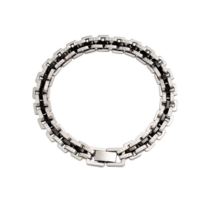 Détail du bracelet à maillons en acier inoxydable argent et noir avec fermoir pliable