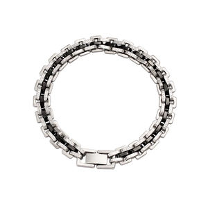 Détail d'un bracelet gourmette en acier inoxydable avec maillons gravés et fermoir pliable