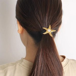 Élastique cheveux étoile de mer dorée avec perles blanches sur bande à haute élasticité