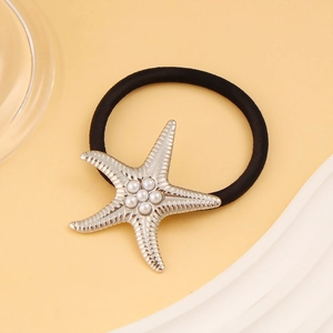 Détail d'un élastique à cheveux avec pendentif étoile de mer argentée et petites perles
