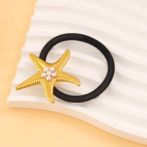 Vue détaillée de l'élastique à cheveux étoile de mer avec perles blanches et métal doré